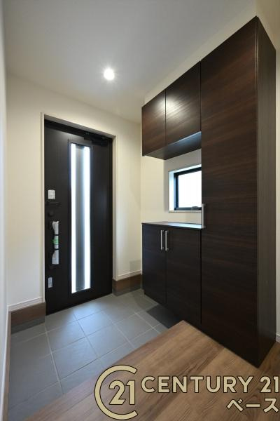 リーブルガーデン浅古 １号棟 ／新築一戸建の玄関|■現地撮影写真■ 明るく開放的な玄関。廊下の床材もとても綺麗に保たれています。