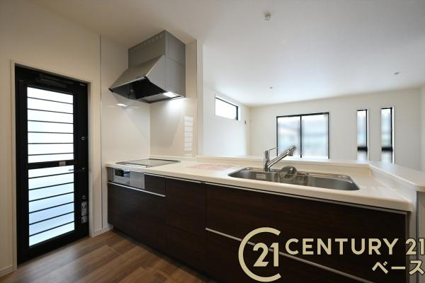 リーブルガーデン浅古 １号棟 ／新築一戸建のキッチン|■現地撮影写真■広々キッチンで快適にお料理！便利な収納スペースも完備！