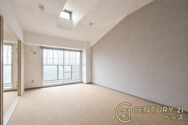 マック結崎オリエントハウスの居間・リビング|リビングは天井高く開放感があり、窓から自然光をたっぷり感じられます！