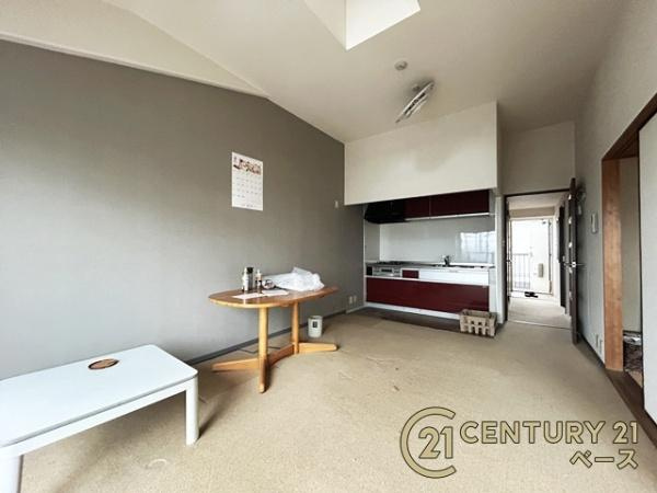 マック結崎オリエントハウスの居間・リビング|アクセントクロスが印象的な広々約１０帖のリビング！