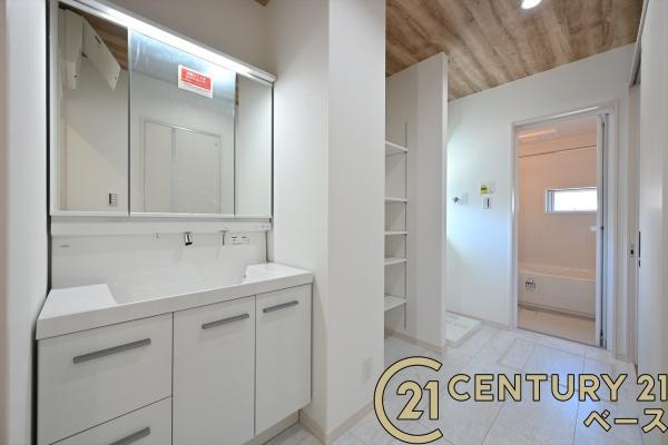 桜井市谷 ２号地 ／新築一戸建の独立洗面台|■現地撮影写真■三面鏡タイプのミラーキャビネット！収納スペースも豊富です！