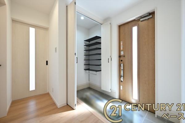 桜井市谷 ２号地 ／新築一戸建の玄関|■現地撮影写真■すっきりとした明るい玄関が家族やお客様を迎えてくれます！