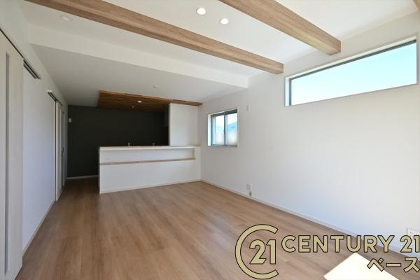 桜井市谷 ２号地 ／新築一戸建の居間・リビング|■現地撮影写真■家計と環境に優しい！一部窓には断熱性・保温性に優れたペアガラスを使用しています！