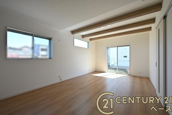 桜井市谷 ２号地 ／新築一戸建の居間・リビング|■現地撮影写真■大きな窓から柔らかい光が射し込みます！