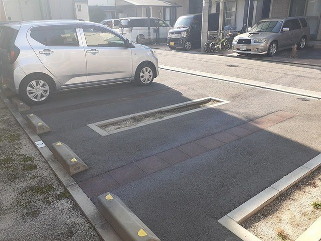 ミーテ　ジラソーレの駐車場