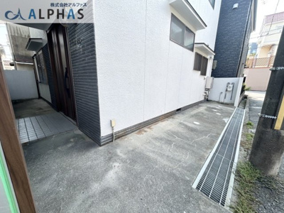 【外観】 | 神戸市垂水区舞子台一丁目　一戸建て | 広々とした駐輪スペースがあります♪