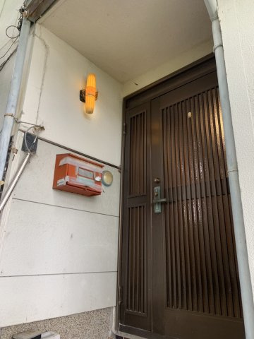 ひよどり戸建の玄関|収納もある玄関です