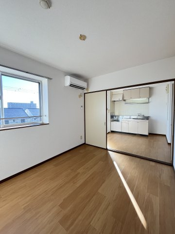 メゾンドールの居間・リビング