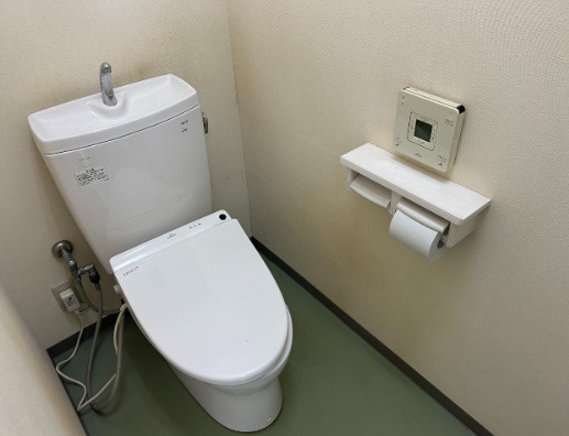 守山市今浜町の店舗事務所のトイレ