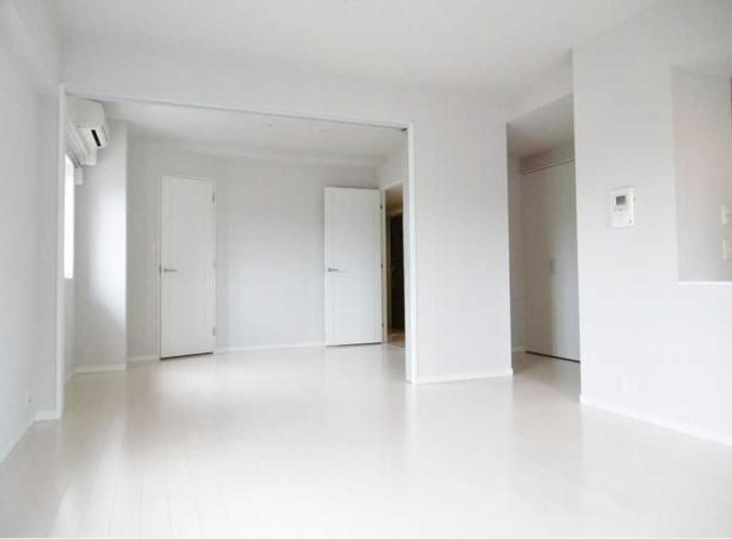 カスタリア三宿　ペット相談可　角部屋　礼金０の居間・リビング