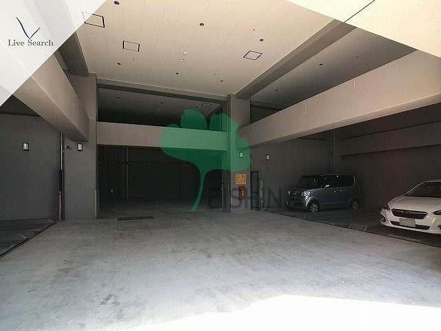 ロイヤルリバービューの駐車場