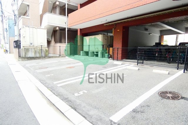 クリエート博多駅前の駐車場