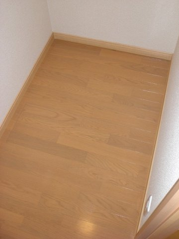 レオネクストみどうたうん　２１の内装|階段横収納付きです。