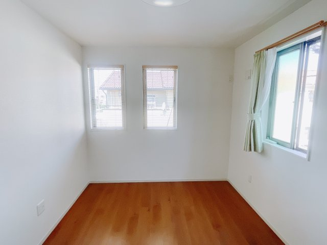 【中古戸建】前橋市総社町桜が丘の洋室|「今日も一日お疲れ様」とご夫婦でゆったりくつろげる寝室。毎日の家事やお仕事に疲れた日はフカフカのベットで癒されてください。テレビや本棚をおいても快適な広さなのが自慢のお部屋です♪