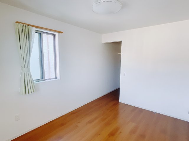 【中古戸建】前橋市総社町桜が丘の洋室|広い寝室ならインテリアも自由自在にお楽しみいただけます♪お外から帰ってきた後は寝室でゆっくり自分の時間をお過ごしください。
