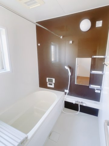 【中古戸建】前橋市総社町桜が丘の浴室|清潔感あふれる浴室には、カビを防ぎ雨の日でも洗濯物を乾かせられる浴室暖房乾燥機を標準装備しております♪毎日のお手入れが楽になります。