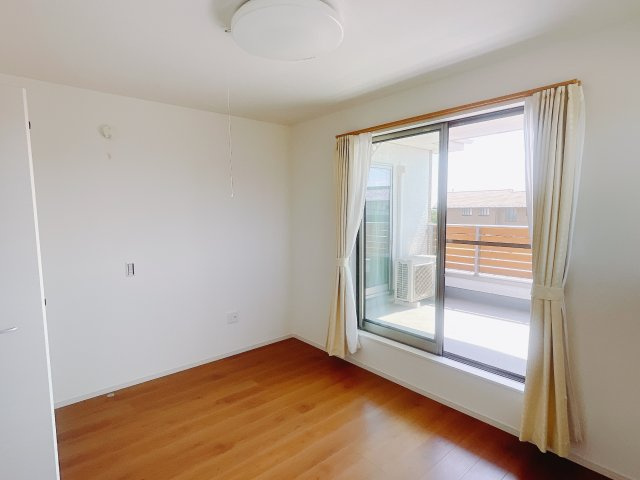 【中古戸建】前橋市総社町桜が丘の洋室|お子様にとって初めての「自分だけのお部屋」。どんなお部屋にするのか楽しみになりますね♪こちらのお部屋は洋室になっているので、もし汚してしまっても簡単にお掃除できるので助かります。
