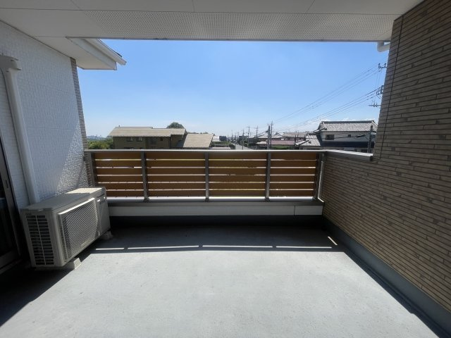 【中古戸建】前橋市総社町桜が丘のバルコニー|バルコニーから入る日差しは暖かく、爽快な朝の目覚めを促してくれます♪洗濯物やお布団を干して太陽の香りを吸い込んだお布団で夜はおやすみください。