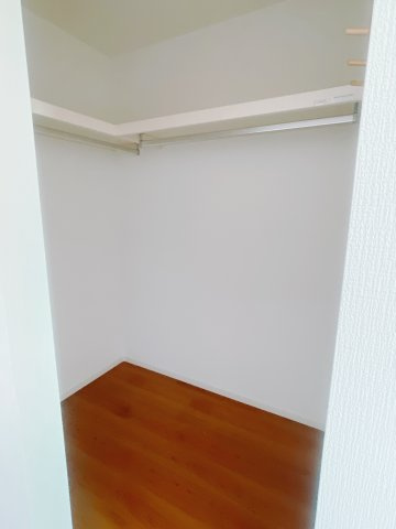 【中古戸建】前橋市総社町桜が丘の収納|ＷＩＣとは、「人が歩いて入れる収納」を意味します。お洋服や片付けにくい家具をしまうことにより、いつでも広い寝室が整います♪