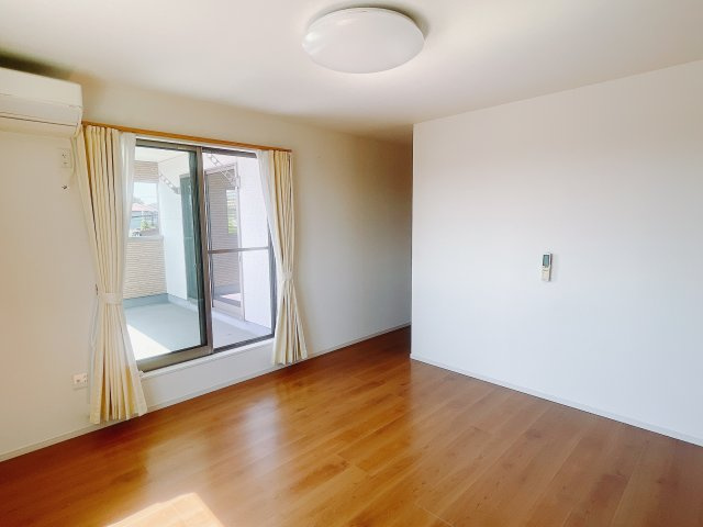 【中古戸建】前橋市総社町桜が丘の洋室|広い寝室ならインテリアも自由自在にお楽しみいただけます♪お外から帰ってきた後は寝室でゆっくり自分の時間をお過ごしください。