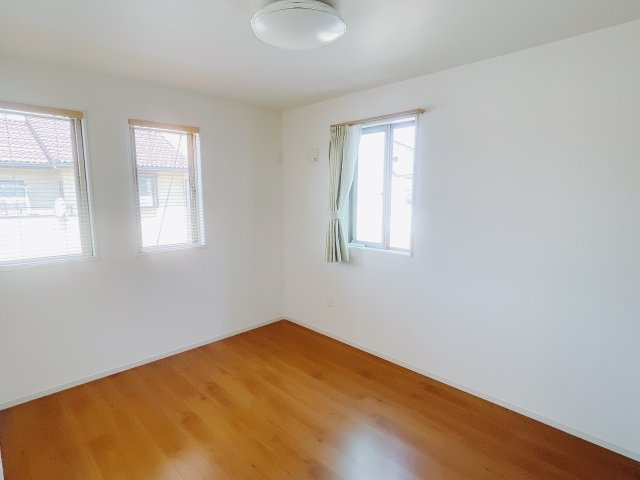 【中古戸建】前橋市総社町桜が丘の洋室|ダブルベッドを置いても充分な広さを2Ｆのお部屋に設けております。お子様と家族みんなで寝るのも夢じゃありません♪窓からは光が差し込むので日中でも明るいお部屋です。