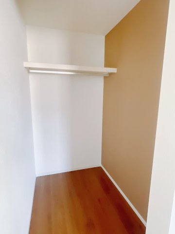 【中古戸建】前橋市総社町桜が丘の収納|大容量のＷＩＣです！お洋服はもちろん、使わなくなった家具や場所を取りがちな旅行用のスーツケースなどもしまえます。また、厚手のコートをしまっても充分な広さを堪能できるプランです♪