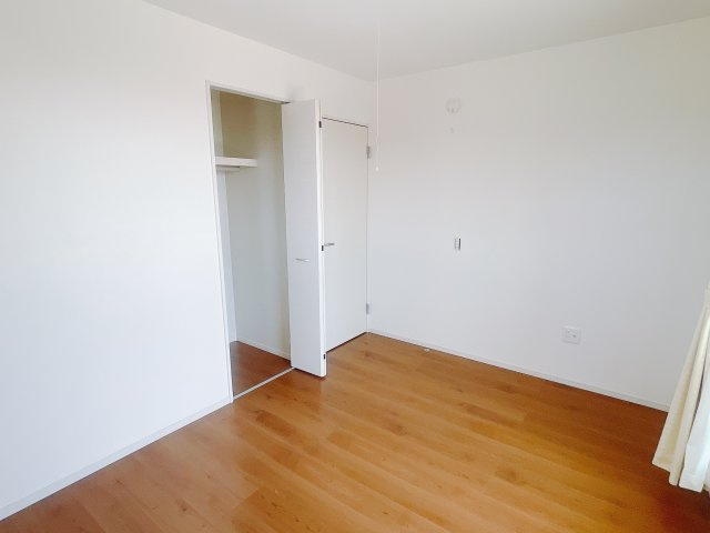 【中古戸建】前橋市総社町桜が丘の洋室|お子様にとって初めての「自分だけのお部屋」。どんなお部屋にするのか楽しみになりますね♪こちらのお部屋は洋室になっているので、もし汚してしまっても簡単にお掃除できるので助かります。