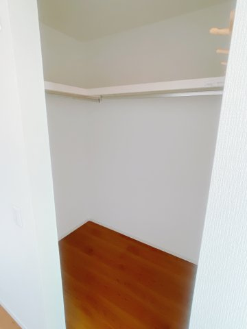 【中古戸建】前橋市総社町桜が丘の収納|ハンガーパイプ付きクローゼットになっているのでお子様が大きくなっていくにつれて増えるお洋服も場所を取らないで収納できます♪