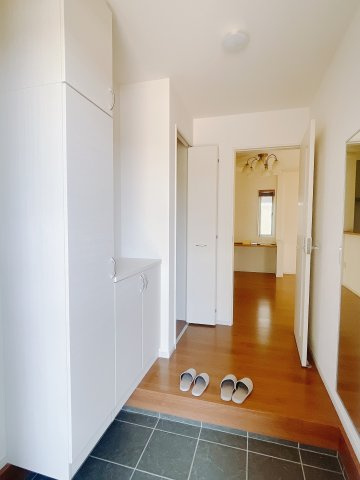 【中古戸建】前橋市総社町桜が丘の玄関|毎日の「いってらっしゃい」や「お帰りなさい」を大切なご家族と過ごす玄関は〈使いやすさ〉を追求しております。玄関横の物入は急な来客時でもさっとお片付けできるスペースを確保しています。