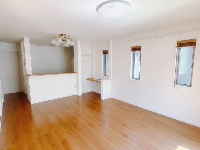 【中古戸建】前橋市総社町桜が丘の居間・リビング|ポカポカ日向ぼっこをしながらお昼寝をするのもいいですね♪明るいリビングに気分も晴れやかに♪