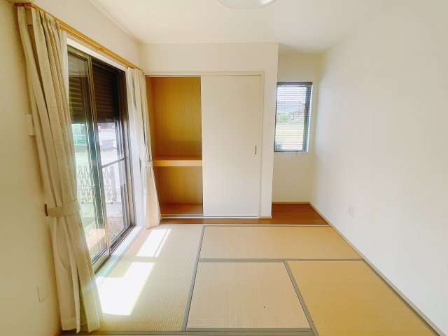 【中古戸建】前橋市総社町桜が丘の和室|和室でしか味わえない畳ならではの香りや素材で和のやすらぎを感じてください♪畳にはリラックス効果があるといわれています。のんびりするならやっぱり和室が一番ですね♪
