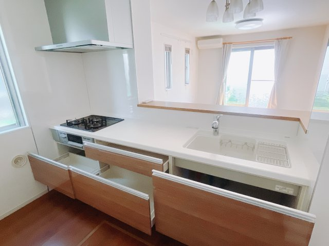 【中古戸建】前橋市総社町桜が丘のキッチン|調理器具の出し入れが便利なスライド収納♪毎日家事を頑張る皆さまにおすすめしたいポイントです(*^^*)