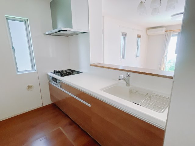 【中古戸建】前橋市総社町桜が丘のキッチン|お料理をしながらお部屋を見渡せることができる対面キッチンを採用。コミュニケーションがとりやすく、家族の絆が深まります。今日の出来事をおしゃべりしながら楽しい時間をお過ごしください♪