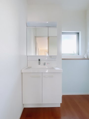 【中古戸建】前橋市総社町桜が丘の独立洗面台|通常より広いタイプの洗面所になっています。のびのびと使える洗面所には寒い冬にストーブをおいても邪魔になりません♪