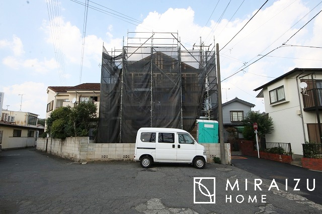 【外観】 | 青く澄み渡った綺麗な空と、陽の光をたっぷりと受ける、そんな新築住宅で新生活をスタートしてみませんか？見学・ご相談等、ミライズホーム(株)までお気軽にご連絡下さい。