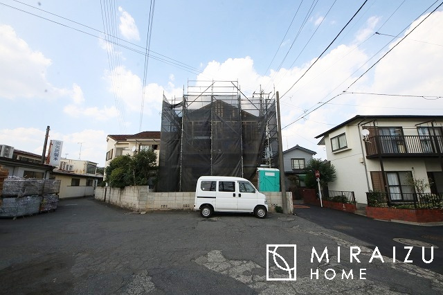 【外観】 | 陽当たりが心地の良いリビング空間です。日中はカーテンを開けて自然な光を取り込みリラックスして過ごしたいですね、照明器具もセンスの良いものを使いたいですね。
