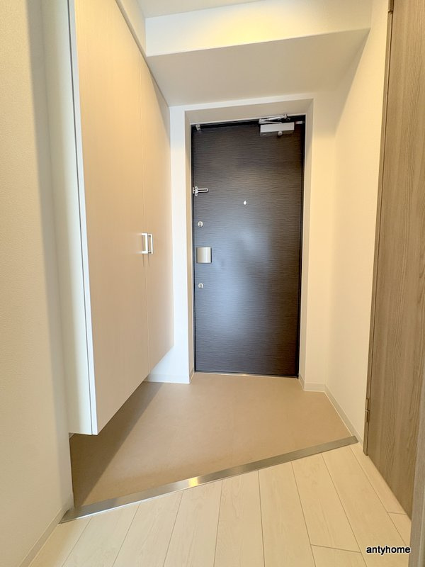 ワールドアイ大阪West Gate　仲介手数料無料の玄関