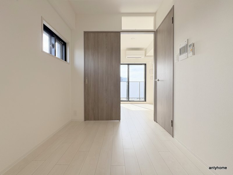 ワールドアイ大阪West Gate　仲介手数料無料の居間・リビング