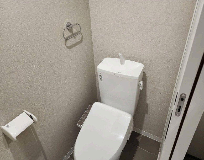 大阪府大東市南津野辺町　新築1棟売マンションのトイレ