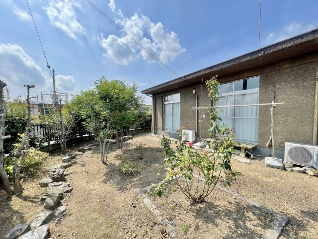 【中古戸建】伊勢崎市新栄町の庭|■現地写真
現地を見学する際はご気軽にお問い合わせください♪
「027-386-8693」