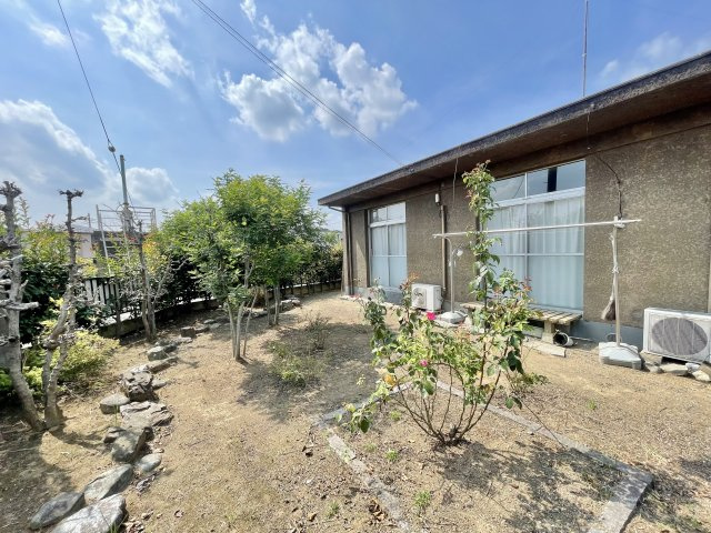 【中古戸建】伊勢崎市新栄町の庭|■現地写真
現地を見学する際はご気軽にお問い合わせください♪
「027-386-8693」