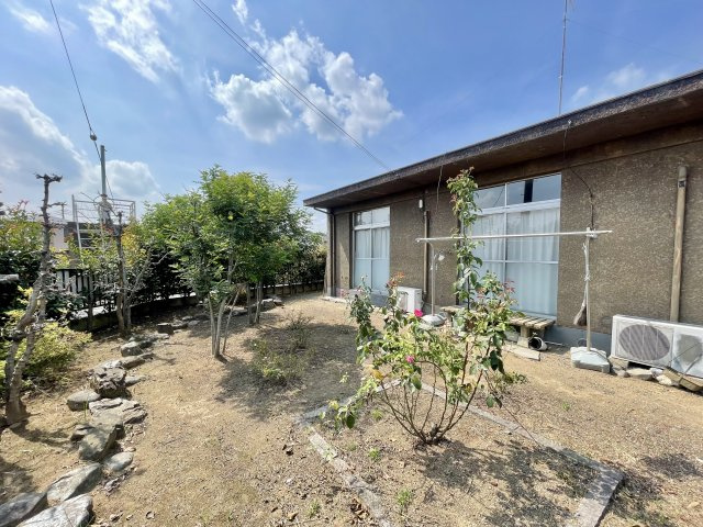 【中古戸建】伊勢崎市新栄町の庭|■現地写真
現地を見学する際はご気軽にお問い合わせください♪
「027-386-8693」