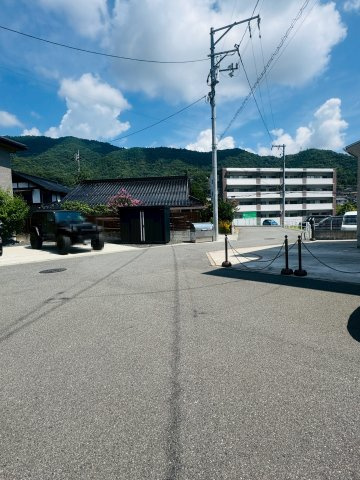 広島市安佐北区亀山７丁目　中古一戸建ての前面道路含む現地写真