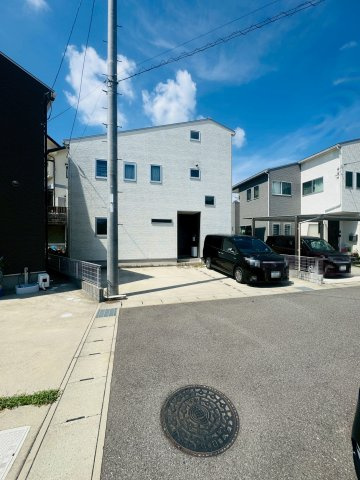 広島市安佐北区亀山７丁目　中古一戸建ての前面道路含む現地写真