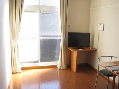 【居間・リビング】 | レオパレス竹原 | 1Fはフローリング、2F 3Fはカーペット