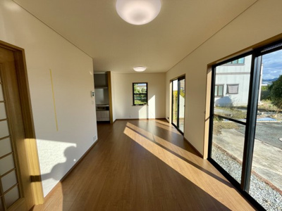 【居間・リビング】 | リフォーム済み中古住宅　東根市神町営団一条通り | 日当たりよく、明るい印象のお部屋です♪