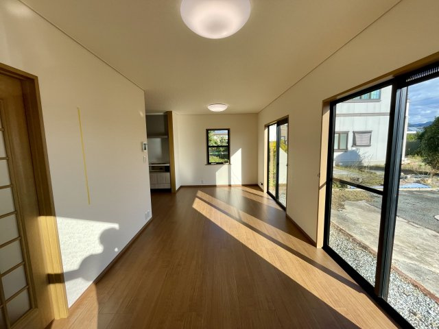【居間・リビング】 | リフォーム済み中古住宅　東根市神町営団一条通り | 日当たりよく、明るい印象のお部屋です♪