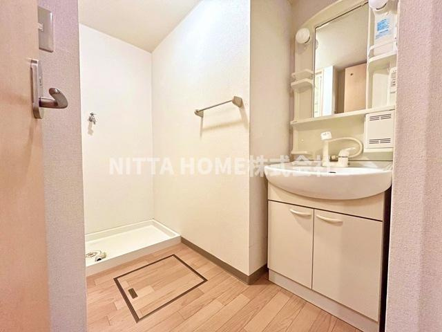 ガーディングヒルの洗面所|シャワー付きの洗面台朝の準備も楽々です◎