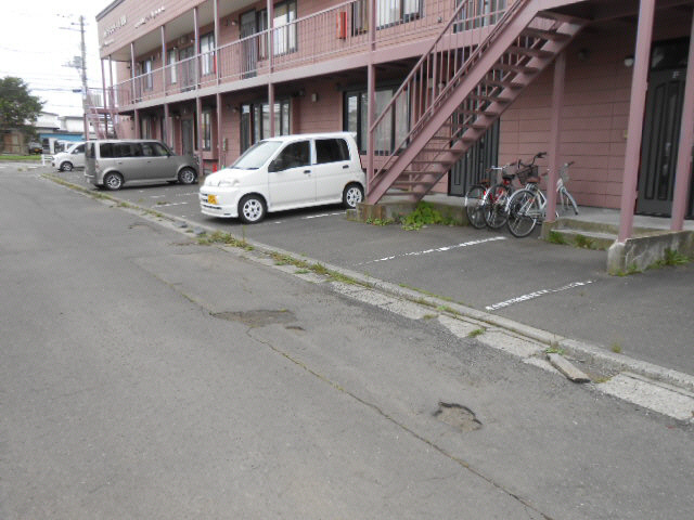 イシュタール鶴巣の駐車場