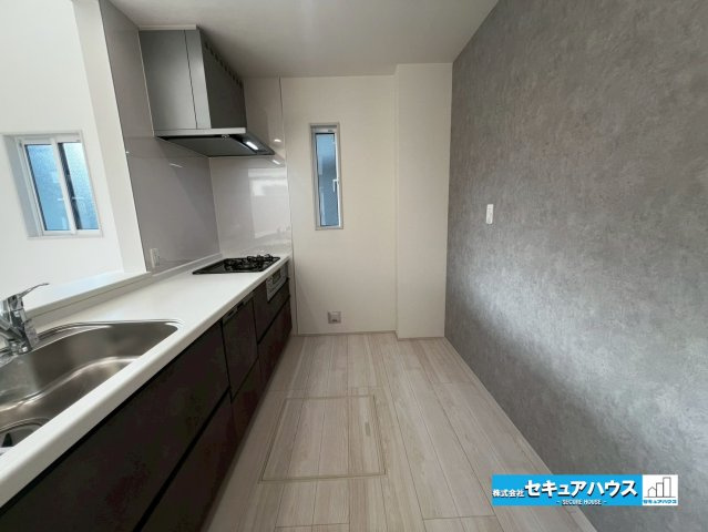 【今からご案内可能】知多市八幡字荒井 全2棟 のキッチン|【キッチン】
◆同時にたくさんの料理が調理できる。「焼く・蒸す・煮る」の工程を同時進行で進めることができるので、料理を素早く作ることができます。育児でバタバタ忙しいママに嬉しい♪